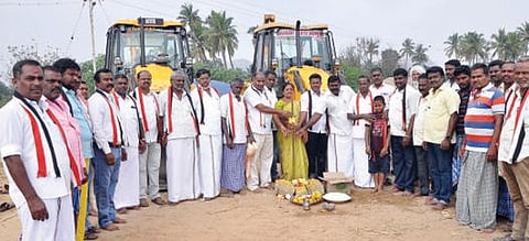 கிருஷ்ணகிரி அருகே பூதிப்பட்டி ஏரி தூர்வாரும் பணியை ஒன்றியக்குழு தலைவர் அம்சா ராஜன் தொடங்கி வைத்தார்.