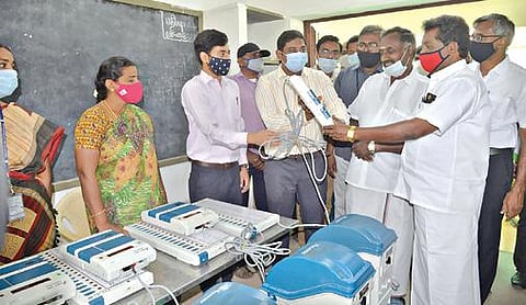 ஈரோடு ரயில்வே காலனி மேல்நிலைப்பள்ளியில் அனைத்து அரசியல் கட்சி பிரமுகர்கள் முன்னிலையில் நடைபெற்ற மாதிரி வாக்குப்பதிவை மாவட்ட ஆட்சியர் சி.கதிரவன் ஆய்வு செய்தார்.