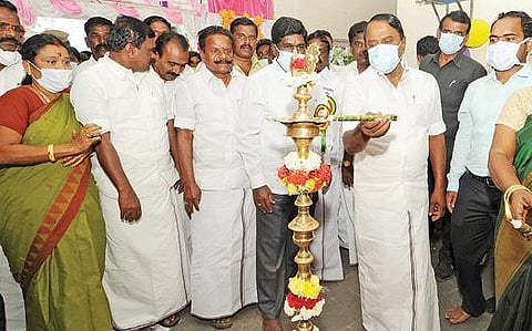 சக்கந்தியில் தரம் உயர்ந்தப்பட்ட பள்ளியை தொடங்கி வைத்த பள்ளிக் கல்வி அமைச்சர் செங்கோட்டையன். அருகில் அமைச்சர் ஜி.பாஸ்கரன், ஆட்சியர் பி.மதுசூதன்ரெட்டி.