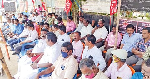 கடலூர் அரசு போக்குவரத்துக் கழக பணிமனை முன்பு போக்குவரத்துக் கழக தொழிற்சங்கத்தினர் உண்ணாவிரத போராட்டத்தில் ஈடுபட்டனர்.