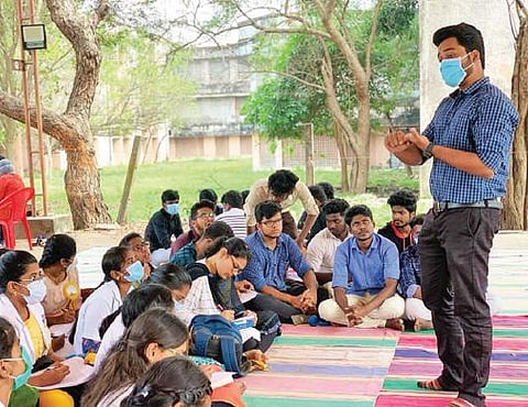 சிதம்பரம் ராஜா முத்தையா மருத்துவக் கல்லூரி மாணவர்களுக்கு போராட்ட களத்தில் வகுப்புகள் நடத்தப்படுகிறது.
