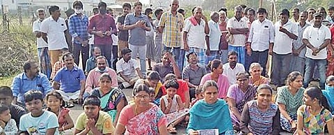 ஆயிக்கவுண்டம்பாளையத்தில் நேற்று மறியலில் ஈடுபட்ட பொதுமக்கள்.