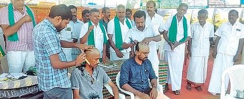 திருப்பூர் அருகே படியூரில் நேற்று நடந்த போராட்டத்தில் மொட்டை அடித்துக் கொண்ட விவசாயிகள்.