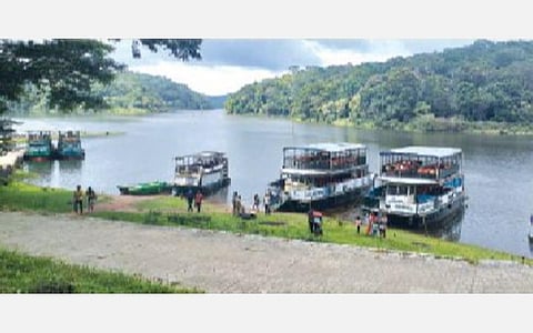 தேக்கடியில் படகு கட்டணம் திடீர் உயர்வு: சுற்றுலா பயணிகள் அதிர்ச்சி