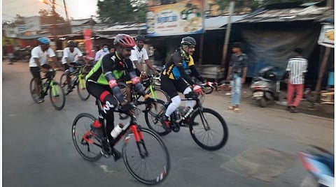 சிதம்பரம் பகுதியில்தீயணைப்பு மற்றும் மீட்பு பணிகள் துறை இயக்குனர் சைலேந்திரபாபு தீ செயலி குறித்து விழிப்புணர்வு சைக்கில் பிரச்சாரம் மேற்கொண்டார்.