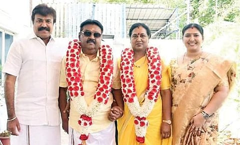 திருமண நாளை முன்னிட்டு சென்னையில் உள்ள இல்லத்தில் மாலை மாற்றிக்கொண்ட விஜயகாந்த் - பிரேமலதா தம்பதிக்கு சுதீஷ் உள்ளிட்ட குடும்பத்தினர் வாழ்த்து தெரிவித்தனர்.