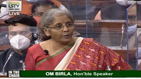 மத்திய பட்ஜெட்டை மக்களவையில் தாக்கல் செய்து நிதியமைச்சர் நிர்மலா சீதாராமன் பேசிய காட்சி: படம் | ஏஎன்ஐ.
