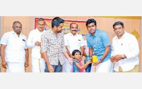 பொள்ளாச்சியை அடுத்த கோவில்பாளையத்தில் நேற்று நடைபெற்ற நிகழ்ச்சியில்,  ராமர் கோயில் கட்டுவதற்காக தனது உண்டியல் சேமிப்பை பாஜக மாநிலத் துணைத் தலைவர் அண்ணாமலையிடம் வழங்கிய சிறுமி.