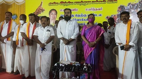 அதிமுக கூட்டணியில் இருந்தாலும் தனி சின்னத்தில் தான் போட்டி; வரும் தேர்தலில் ராதிகா களம் காண்பார்: சரத்குமார் தகவல்