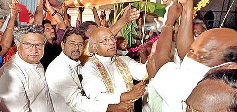 சேத்துப்பட்டில் உள்ள தூய லூர்து அன்னை தேவாலயத்தில் நேற்று மாலை கொடியேற்றத்துடன் ஆண்டு பெருவிழா தொடங்கியது.