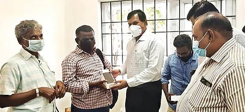 ராணிப்பேட்டையில் மாற்றுத்திறனாளிகள் நலத்துறை சார்பில் ஸ்மார்ட் செல்போன்களை வழங்கிய மாவட்ட ஆட்சியர் கிளாட்ஸ்டன் புஷ்பராஜ்.