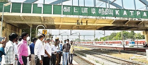 காட்பாடி ரயில்வே மேம்பாலத்தை பார்வையிட்டு, சாலை போக்குவரத்து மாற்றம் தொடர்பாக அதிகாரிகளுடன் ஆய்வு செய்த மாவட்ட ஆட்சியர் சண்முகசுந்தரம்.படம்:வி.எம்.மணிநாதன்.