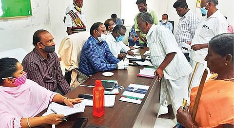 திருப்பத்தூரில் நேற்று நடந்த மக்கள் குறைதீர்வுக் கூட்டத்தில் பொதுமக்களிடம் இருந்து மனுக்களை பெற்ற மாவட்ட ஆட்சியர் சிவன் அருள்.