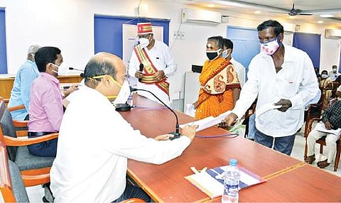 வேலூர் மாவட்ட ஆட்சியர் அலுவலகத்தில், பத்து மாதங்களுக்கு பிறகு மக்கள் குறைதீர்வு கூட்டம் நேற்று நடந்தது. பொதுமக்களிடம் மனுக்களை பெற்ற ஆட்சியர் சண்முகசுந்தரம். அருகில், மாவட்ட வருவாய் அலுவலர் பார்த்தீபன் உள்ளிட்டோர்.