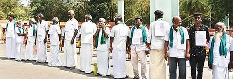 திருவண்ணாமலை மாவட்ட ஆட்சியர் அலுவலகம் முன்பு நூதன போராட்டத்தில் ஈடுபட்ட விவசாயிகள்.