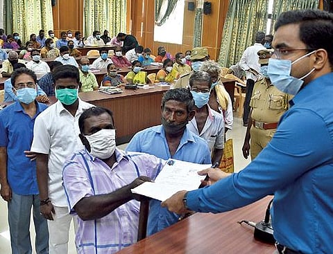 தூத்துக்குடி மாவட்ட ஆட்சியர் அலுவலகத்தில் 11 மாதங்களுக்கு பிறகு வழக்கமான முறையில் மக்கள் குறைதீர் நாள் கூட்டம் நேற்று தொடங்கியது. இதையடுத்து ஏராளமான மக்கள் ஆர்வமுடன் வந்து வரிசையில் காத்திருந்து ஆட்சியர் கி.செந்தில் ராஜிடம் மனு அளித்தனர். 			       படம்: என்.ராஜேஷ்