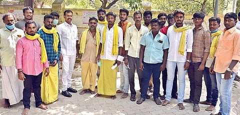 குடிநீர் பிரச்சினை தொடர்பாக கண்களில் கருப்பு துணி கட்டியபடி  ஆட்சியரிடம்  மனு அளிக்க வந்த அத்தாளநல்லூர் பகுதி மக்கள். (அடுத்த படம்)  தேவாரம், திருவாசகத்தை  இழிவுபடுத்துவதாக புகார் அளித்த சிவனடியார்கள். (கடைசி படம்) நம்பி திருக்கோயிலில் அன்னதானம் வழங்க அனுமதி கோரிய பக்தர்கள். 																						      		      படங்கள்: மு.லெட்சுமி அருண்