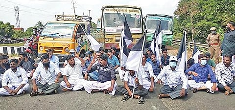 திருவாரூரில் நேற்று சாலை மறியலில் ஈடுபட்ட தமுமுகவினர்.