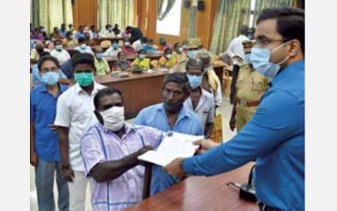 தூத்துக்குடி மாவட்ட ஆட்சியர் அலுவலகத்தில் 11 மாதங்களுக்கு பிறகு வழக்கமான முறையில் மக்கள் குறைதீர் நாள் கூட்டம் நேற்று தொடங்கியது. இதையடுத்து ஏராளமான மக்கள் ஆர்வமுடன் வந்து வரிசையில் காத்திருந்து ஆட்சியர் கி.செந்தில் ராஜிடம் மனு அளித்தனர். 			       படம்: என்.ராஜேஷ்