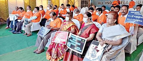 ஆயுர்வேத மருத்துவர்கள் அறுவை சிகிச்சை மேற்கொள்ளலாம் என்ற மத்திய அரசின் முடிவை கண்டித்து இந்திய மருத்துவ சங்கத்தினர் ஈரோட்டில் தொடர் உண்ணாவிரதப் போராட்டத்தை நேற்று தொடங்கினர்.