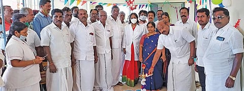 பரங்கிப்பேட்டை ஒன்றியம் பூவாலை ஊராட்சியில் மினி கிளினிக்கை சட்டமன்ற உறுப்பினர் கே.ஏ.பாண்டியன் குத்துவிளக்கு ஏற்றி தொடக்கி  வைத்தார்.