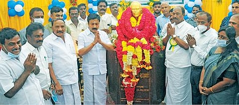 ஓமந்தூர் ராமசாமி ரெட்டியாரின்  பிறந்தநாளை முன்னிட்டு அவரது சிலைக்கு அமைச்சர் சி.வி. சண்முகம்  மாலை அணிவித்து  மரியாதை செலுத்தினார். அருகில் ஆட்சியர் அண்ணாதுரை உள்ளார்.