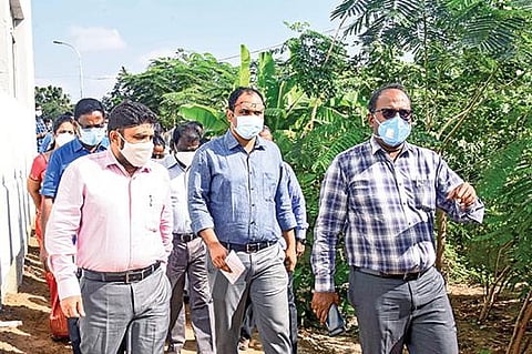 சென்னை கோட்டூர்புரம் பறக்கும் ரயில் நிலையம் அருகில் மாநகராட்சி சார்பில் அமைக்கப்பட்ட நகர்ப்புற அடர்வனத்தில் வளர்ந்துள்ள மரக்கன்றுகளை மாநகராட்சி ஆணையர் கோ.பிரகாஷ் நேற்று பார்வையிட்டார். உடன் மாநகராட்சி வட்டார துணை ஆணையர் ஆல்பிஜான் வர்கீஸ் உள்ளிட்டோர். படம்:பு.க.பிரவீன்