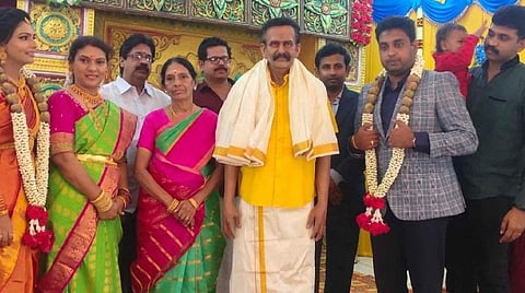 பட்டுக்கோட்டையில் நேற்று நடைபெற்ற திருமண வரவேற்பு விழாவில் தனது தந்தையின் சிலை முன் (நடுவில் வேட்டி சட்டையுடன்) மாலை மாற்றிக்கொள்ள தயாராக நிற்கும் லட்சுமி பிரபா-கிஷோர் மற்றும் உறவினர்கள்.