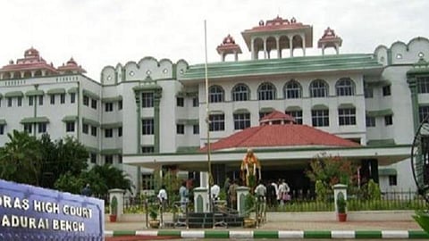 பெண் என்பதால் அரசு விழாக்களுக்கு அழைப்பதில்லை: பிடிஓ-க்களுக்கு எதிராக கறம்பக்குடி ஒன்றிய தலைவர் வழக்கு- புதுக்கோட்டை மாவட்ட ஆட்சியர் பதிலளிக்க உத்தரவு