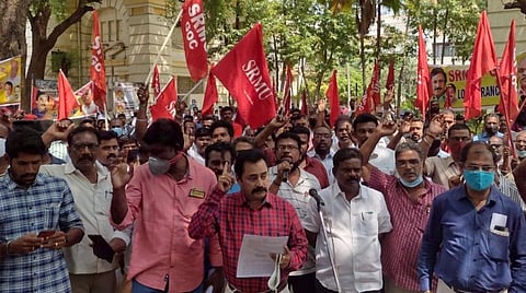 ரயில்வே துறை தனியார் மயமாக்கப்பட்டால் பொதுமக்கள் சந்திக்கும் பிரச்சினைகள் என்ன?- ஆர்ப்பாட்டத்தில் எஸ்ஆர்எம்யு விளக்கம்