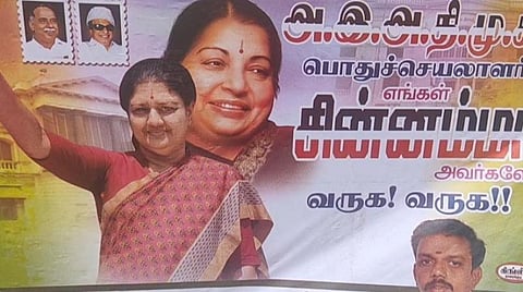 சிவகங்கையில் 2-வது நாளாக சசிகலா ஆதரவு அலை: அமைச்சர் தொகுதியிலேயே போஸ்டர் ஒட்டியதால் பரபரப்பு