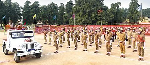 வேலூர் நேதாஜி விளையாட்டு மைதானத்தில் ஊர்க்காவல் படையினர் பயிற்சி நிறைவு விழாவில் வேலூர் சரக டிஐஜி காமினி அணிவகுப்பு மரியாதையை ஏற்றுக் கொண்டார். அருகில், மாவட்ட காவல் கண்காணிப்பாளர் செல்வகுமார் உள்ளிட்டோர். படம்: வி.எம்.மணிநாதன்.