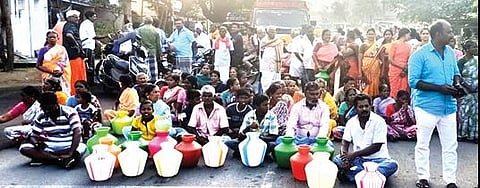 திருவண்ணாமலை-வேட்டவலம் சாலையில் குடிநீர் வழங்காததை கண்டித்து சாலை மறியலில் ஈடுபட்ட பொதுமக்கள்.