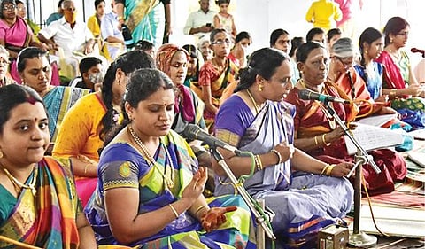 தியாகராஜ சுவாமிகளின் ஆராதனை மஹோத்சவத்தை முன்னிட்டு, பாளையங்கோட்டையில் நடைபெற்ற பஞ்சரத்ன கீர்த்தனையில் பங்கேற்ற இசைக்கலைஞர்கள். படம்: மு.லெட்சுமி அருண்.