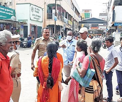 கள்ளக்குறிச்சி பேருந்து நிலையத்தில் 'புன்னகையைத் தேடி' திட்டம் குறித்து விழிப்புணர்வு ஏற்படுத்தும் காவல்துறையினர்.