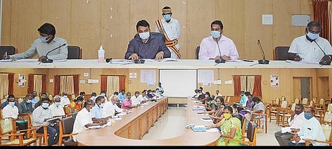 கடலூரில் பொது விநியோகத்திட்டத்தின் செயல்பாடுகள் குறித்த ஆய்வுக் கூட்டம் மாவட்ட ஆட்சியர் சந்திரசேகர் சாகமூரி தலைமையில் நடைபெற்றது.