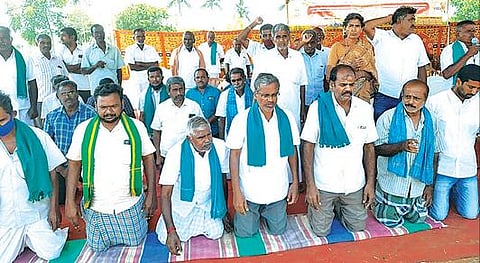 உயர் மின்கோபுர திட்டங்களால் பாதிப்பு காங்கயம், தாராபுரத்தில் விவசாயிகள் போராட்டம்