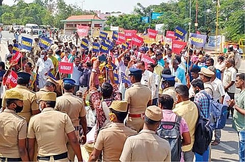 புதிய ஓய்வூதியம் ரத்து உள்ளிட்ட கோரிக்கைகளை வலியுறுத்தி அரசு ஊழியர் சங்கத்தினர் போராட்டம்