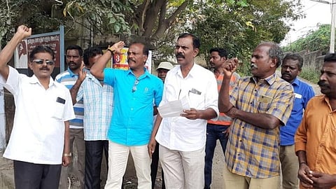 தென்காசியில் மின் வாரிய ஊழியர்கள் வேலைநிறுத்தம்: கட்டண வசூல் பணி பாதிப்பு