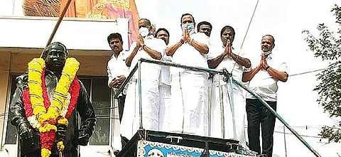 திருவண்ணாமலையில் அண்ணா சிலைக்கு மரியாதை செலுத்திய முன்னாள் அமைச்சர்கள் அக்ரி எஸ்.எஸ்.கிருஷ்ணமூர்த்தி, பா.மோகன்.