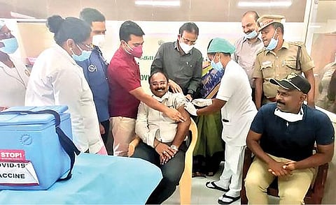 வேலூர் பெண்ட்லென்ட் அரசு மருத்துவமனையில் முன்கள பணியாளர்கள், துப்புரவு பணியாளர்களுக்கு கரோனா தடுப்பூசி போடும் பணிகளை மாவட்ட ஆட்சியர் சண்முகசுந்தரம் நேற்று பார்வையிட்டு ஆய்வு செய்தார். அருகில், மாநகராட்சி ஆணையர் சங்கரன், நகர்நல அலுவலர் சித்ரசேனா உள்ளிட்டோர். அடுத்த படம்: திருப்பத்தூர் அரசு மருத்துவமனையில் மாவட்ட ஆட்சியர் சிவன் அருள் கரோனா தடுப்பூசியை போட்டுக்கொண்டார். அருகில், எஸ்பி டாக்டர் விஜயகுமார், ஆட்சியரின் நேர்முக உதவியாளர் வில்சன் ராஜசேகரன் உள்ளிட்டோர்.