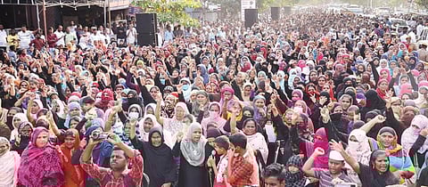 மேலப்பாளையத்தில் பல்வேறு கட்சிகள், அமைப்புகள், அனைத்து ஜமாஅத் கூட்டமைப்பு சார்பில் ஆர்ப்பாட்டம் நடைபெற்றது. படம்: மு.லெட்சுமி அருண்.