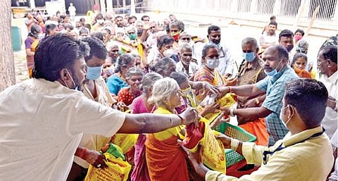 திருநெல்வேலி அருள்மிகு நெல்லையப்பர் காந்திமதியம்மன் திருக்கோயிலில் அண்ணாவின் நினைவு நாளையொட்டி பகல் 12 மணிக்கு சிறப்பு வழிபாடும், அதை தொடர்ந்து ஏழை பக்தர்களுக்கு உணவு பொட்டலங்கள், வேட்டி, சேலைகள் வழங்கும் நிகழ்ச்சியும் நடைபெற்றன