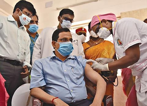 சேலம் அரசு மருத்துவமனையில் வருவாய் துறையினர் மற்றும் காவல் துறையினருக்கான கரோனா வைரஸ் தடுப்பூசி முகாம் நேற்று தொடங்கியது. இதில் ஆட்சியர் ராமன் முதல்கட்டமாக தடுப்பூசியை போட்டுக்கொண்டார். படம்: எஸ்.குரு பிரசாத்