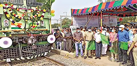 ஈரோடு ரயில் நிலையத்தில்  ஆய்வு மேற்கொண்ட தெற்கு ரயில்வே பொது மேலாளர் ஜான் தாமஸ், ரயில் பெட்டிகளை பிரிக்கும் வகையில் புதிதாக வடிவமைக்கப்பட்ட எலக்ட்ரிக்கல் ரயில் இன்ஜினை கொடியசைத்து தொடங்கிவைத்தார்.