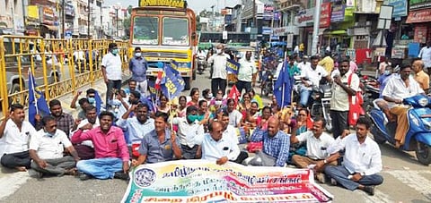 கள்ளக்குறிச்சியில் சாலை மறியலில் ஈடுபட்ட அரசு ஊழியர்கள்.