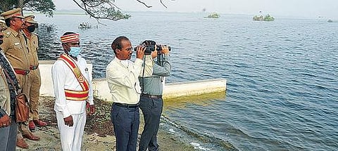 உலக ஈர நில நாளையொட்டி ஊசுட்டேரியில் ஆய்வு மேற்கொள்ளும் விழுப்புரம் ஆட்சியர் அண்ணாதுரை.