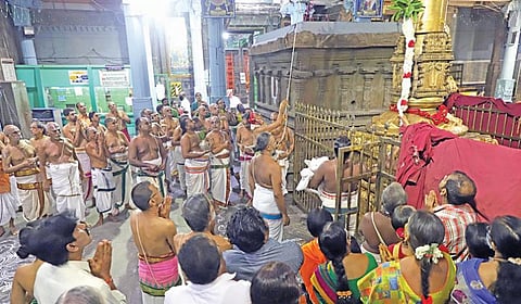 திருவல்லிக்கேணி பார்த்தசாரதி கோயிலில் பிரம்மோற்சவ விழா நேற்று காலை கொடியேற்றத்துடன் தொடங்கியது. படம் : ம.பிரபு