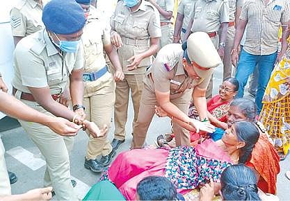 புதிய ஓய்வூதியத் திட்டத்தை ரத்து செய்யக் கோரி மறியல்  தமிழ்நாடு அரசு ஊழியர் சங்கத்தினர் 150 பேர் கைது