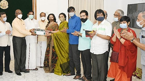 காசோலை வழங்கிய முதல்வர் பழனிசாமி.